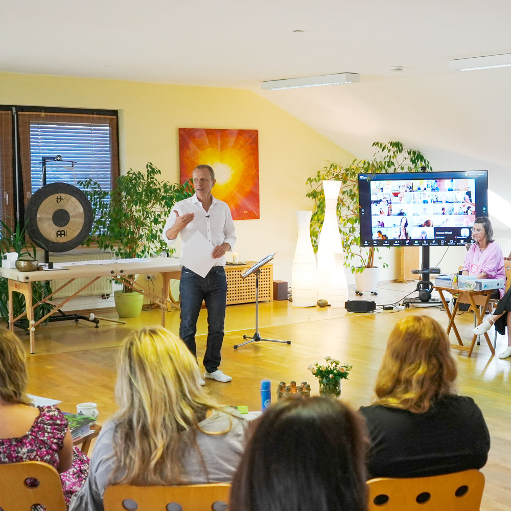 Starte die hochwertige Kinesiologie Ausbildung und lerne, wie Du anderen zu einem ausgeglichenen Leben verhilfst! Starte die hochwertige Kinesiologie Ausbildung und lerne,
wie Du anderen zu einem ausgeglichenen Leben verhilfst!